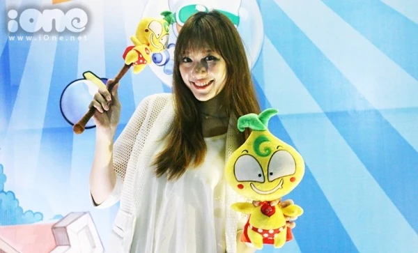 Hari Won biểu cảm sinh động khi chơi game