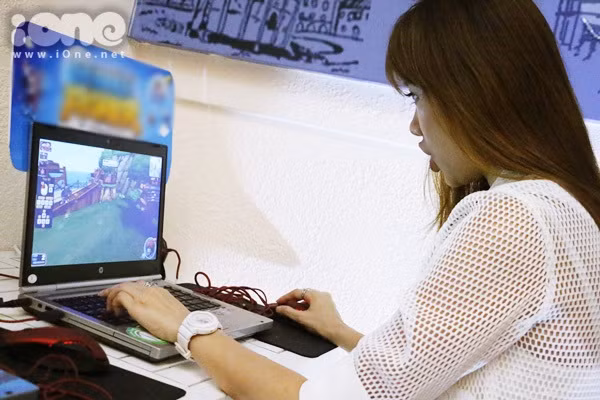 hari-won-bieu-cam-sinh-dong-khi-choi-game-1