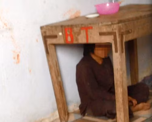 nghi-van-be-gai-bi-nhot-3-ngay-chi-duoc-an-com-voi-muoi-trang-2