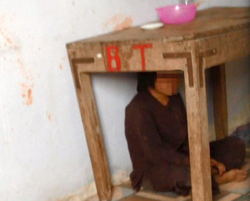 Khi người dân mở cửa ngôi nhà cũ, phát hiện bé Thiên ngồi dưới gầm bàn, phía trên bàn có một bát nhựa đựng cơm và một đĩa muối trắng cùng một chai nước. Ảnh: CTV nghi-van-be-gai-bi-nhot-3-ngay-chi-duoc-an-com-voi-muoi-trang-2