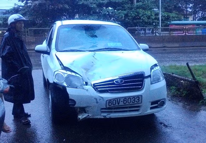 Hất văng người đàn ông, tài xế ô tô nhấn ga lái xe bỏ chạy