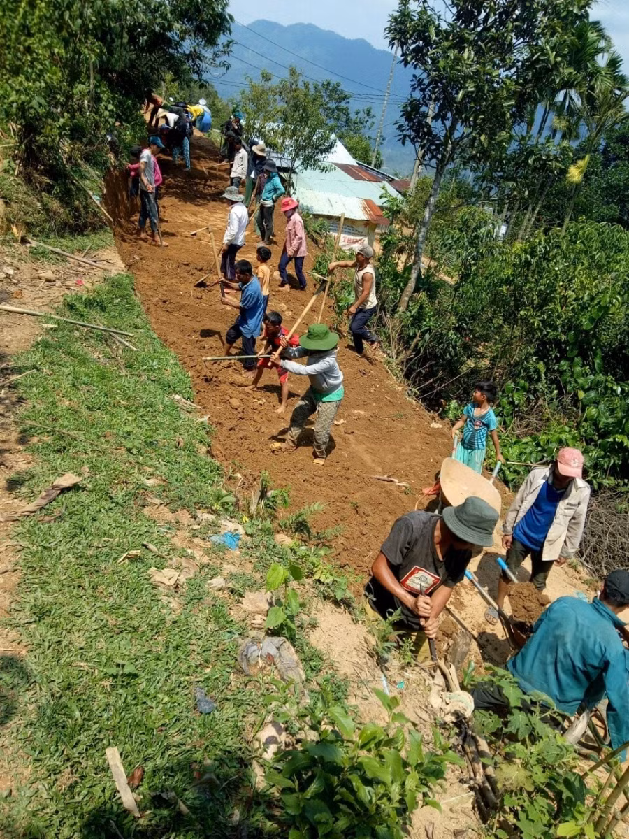 Người dân tham gia làm đường đến điểm trường Lang Lương và Răng Chuỗi của trường PTDTBT Tiểu học Trà Tập