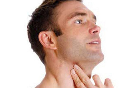 Triệu chứng phổ biến của bệnh là sưng hạch ở vùng cổ, nách, háng