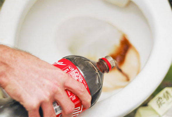 Người Việt uống hàng nghìn triệu lít nước ngọt có gas, hại như "nước tẩy rửa" mỗi năm ảnh 2 Đổ nước ngọt có ga vào bồn cầu thay cho “nước tẩy rửa”