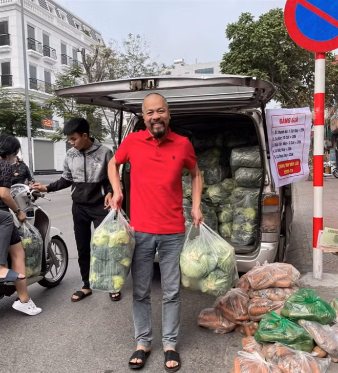 NSƯT Đức Hùng đi nông sản mua ủng hộ nông dân Hải Dương.