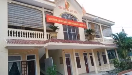 Can bo va tinh dich nhan tin thach thuc dam nhau