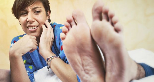 Bạn có thể dùng xơ mướp lót giày để hạn chế mùi hôi chân. khử mùi hôi chân