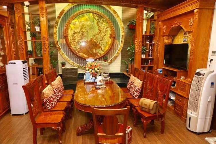 Sở dĩ nội thất gỗ được nhiều người ưa chuộng là bởi sự gần gũi. Nhiều người lựa chọn nội thất gỗ vì chúng đa dạng mẫu mã và giá thành mang đến nhiều lựa chọn phù hợp với túi tiền người tiêu dùng.