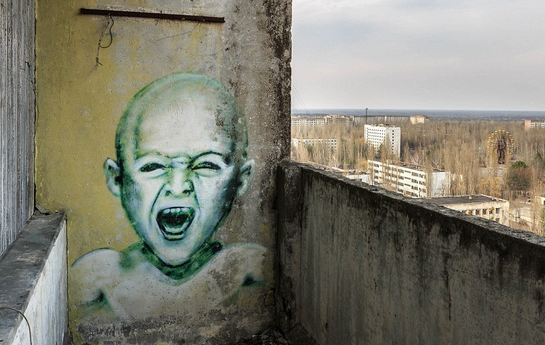 Tranh graffiti về bé trai nhiễm phóng xạ dường như đang phải chịu đau đớn được vẽ trên tường của một căn nhà hoang. Ảnh: Caters News