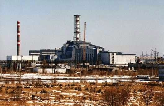 Cảnh tượng xung quanh nhà máy điện nguyên tử Chernobyl ở thành phố Pripyat, Ukraine sau thảm họa hạt nhân tồi tệ nhất lịch sử nhân loại. Sự việc xảy ra ngày 26/4/1986 khi lò phản ứng số 4 thuộc nhà máy điện nguyên tử phát nổ. Vụ nổ làm phát tán một số lượng lớn các hạt phóng xạ từ nhà máy lan rộng ra nhiều vùng phía tây Liên bang Xô Viết, Đông và Tây Âu, Scandinavia, Anh và phía đông nước Mỹ. Nhiều vùng rộng lớn thuộc Ukraine, Belarus và Nga bị ô nhiễm nghiêm trọng. Ảnh: RT