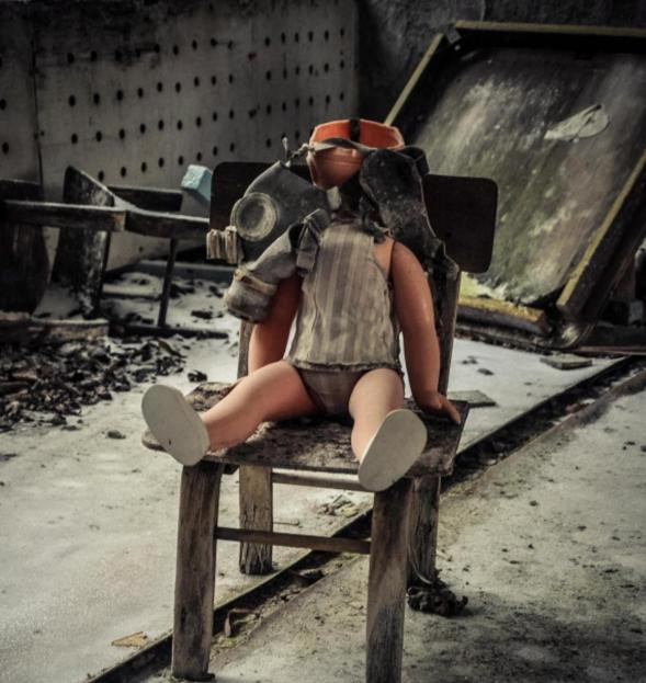 Một con búp bê bị vứt bỏ trên ghế trong ngôi nhà hoang. Theo các nhà khoa học, nồng độ phóng xạ ở thành phố Pripyat chỉ quay về mức bình thường và an toàn cho con người sinh sống trong 24.000 năm nữa. Ảnh: Cater News