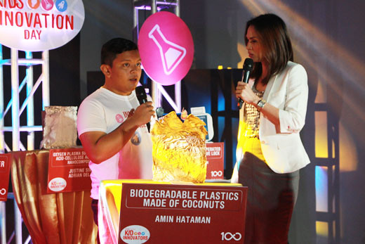 Amin say sưa giới thiệu về sản phẩm túi nilon làm từ thạch dừa. Ảnh: Theasianparent. Amin say sưa giới thiệu về sản phẩm túi nilon làm từ thạch dừa. Ảnh: Theasianparent.