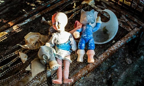 Những con búp bê cùng mặt nạ phòng khí nằm chỏng chơ trên nền đất ngổn ngang. Ảnh: ER