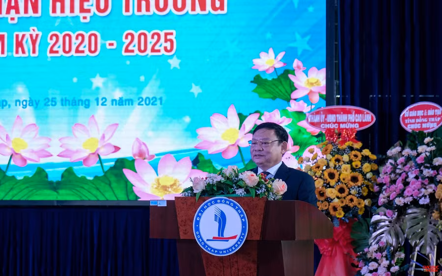 TS Hồ Văn Thống, Hiệu trưởng Trường ĐH Đồng Tháp phát biểu tại buổi lễ.