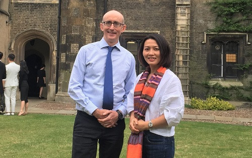 Bà Nhâm Thị Minh Thảo - Trưởng phòng Hợp tác GD và Khảo thí Cambridge OEA Việt Nam và ông Andy Page - Giám đốc Chăm sóc Khách hàng của Cambridge Assessment English