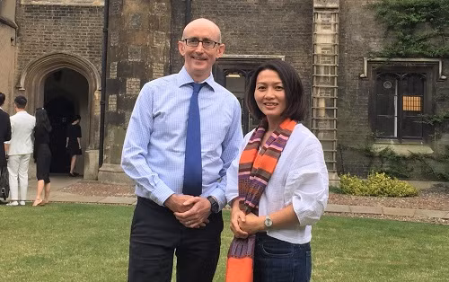 Bà Nhâm Thị Minh Thảo - Trưởng phòng Hợp tác GD và Khảo thí Cambridge OEA Việt Nam và ông Andy Page - Giám đốc Chăm sóc Khách hàng của Cambridge Assessment English