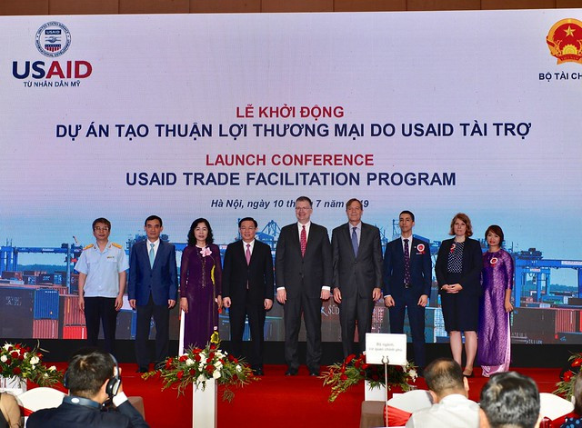 Phó Thủ tướng Vương Đình Huệ, Đại sứ Daniel J. Kritenbrink và Giám đốc USAID Việt Nam Michael Greene cùng đại diện các bộ, ngành, tổ chức quốc tế... tại Hội nghị Phó Thủ tướng Vương Đình Huệ, Đại sứ Daniel J. Kritenbrink và Giám đốc USAID Việt Nam Michael Greene cùng đại diện các bộ, ngành, tổ chức quốc tế... tại Hội nghị
