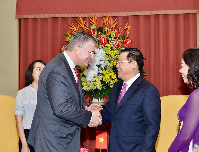 Phó Thủ tướng Vương Đình Huệ và Đại sứ Daniel J. Kritenbrink Phó Thủ tướng Vương Đình Huệ và Đại sứ Daniel J. Kritenbrink
