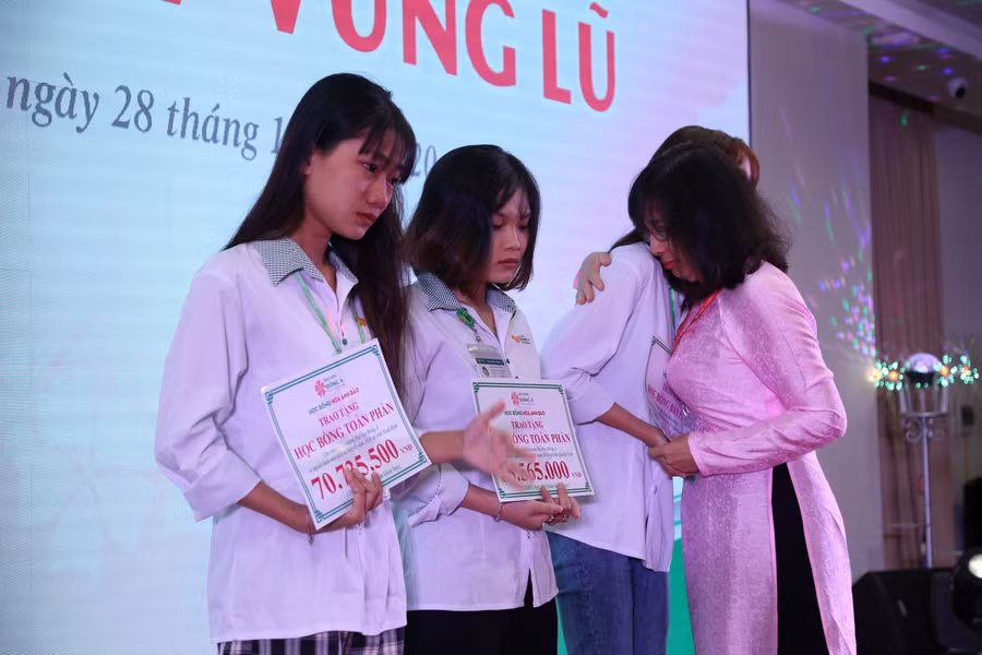 Đại diện nhà trường trao học bổng hỗ trợ cho SV miền Trung bị ảnh hưởng bởi bão lũ.