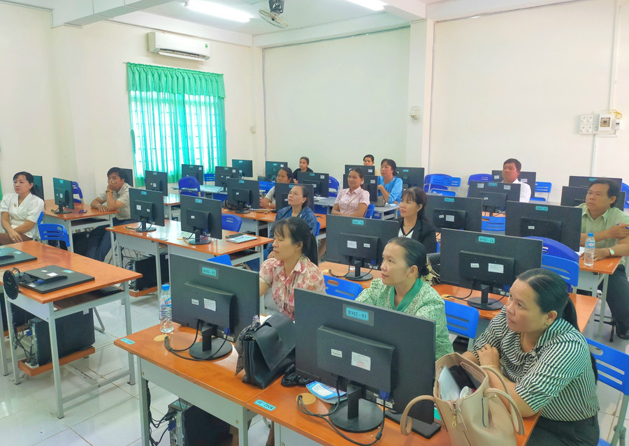 CB, GV Trường Phổ thông Dân tộc Nội trú THCS Tri Tôn (huyện Tri Tôn) dự tập huấn. CB, GV Trường Phổ thông Dân tộc Nội trú THCS Tri Tôn (huyện Tri Tôn) dự tập huấn.