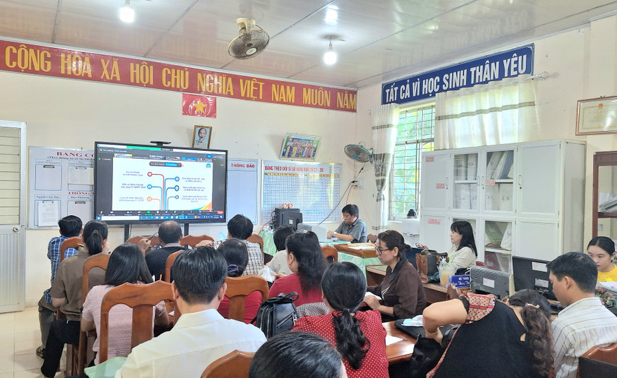 CB, GV Trường Tiểu học A thị trấn Phú Hòa (huyện Thoại Sơn, An Giang) tham dự tập huấn sử dụng SGK lớp 5. CB, GV Trường Tiểu học A thị trấn Phú Hòa (huyện Thoại Sơn, An Giang) tham dự tập huấn sử dụng SGK lớp 5.