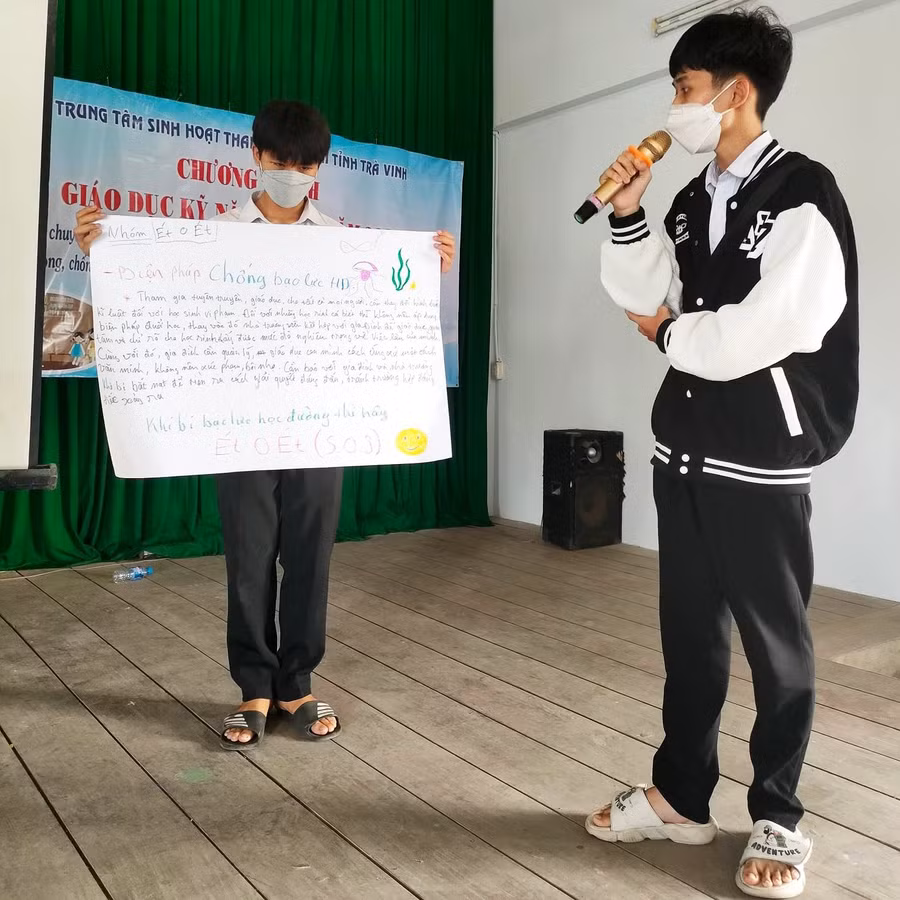 Học sinh tỉnh Trà Vinh tham gia tuyên truyền phòng chống bạo lực học đường.