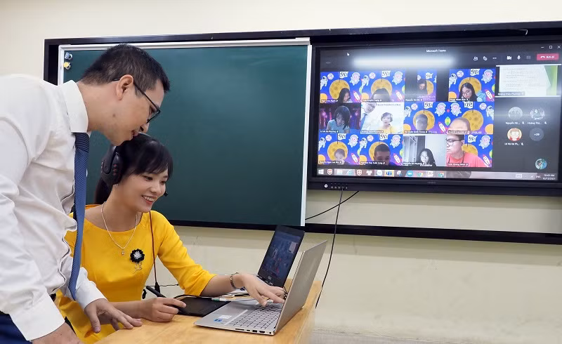 Cô Đỗ Thị Ngân trao đổi bài giảng với đồng nghiệp.