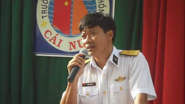 Thiếu tá Trần Nguyên Độ - Chính trị viên Phó thuộc Hải đội 512, Lữ đoàn 127 triển khai các nội dung trong chuyến công tác