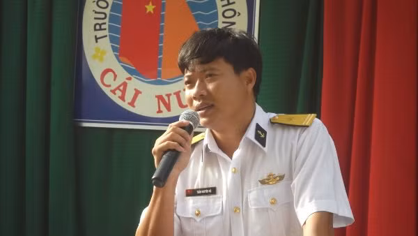 Thiếu tá Trần Nguyên Độ - Chính trị viên Phó thuộc Hải đội 512, Lữ đoàn 127 triển khai các nội dung trong chuyến công tác