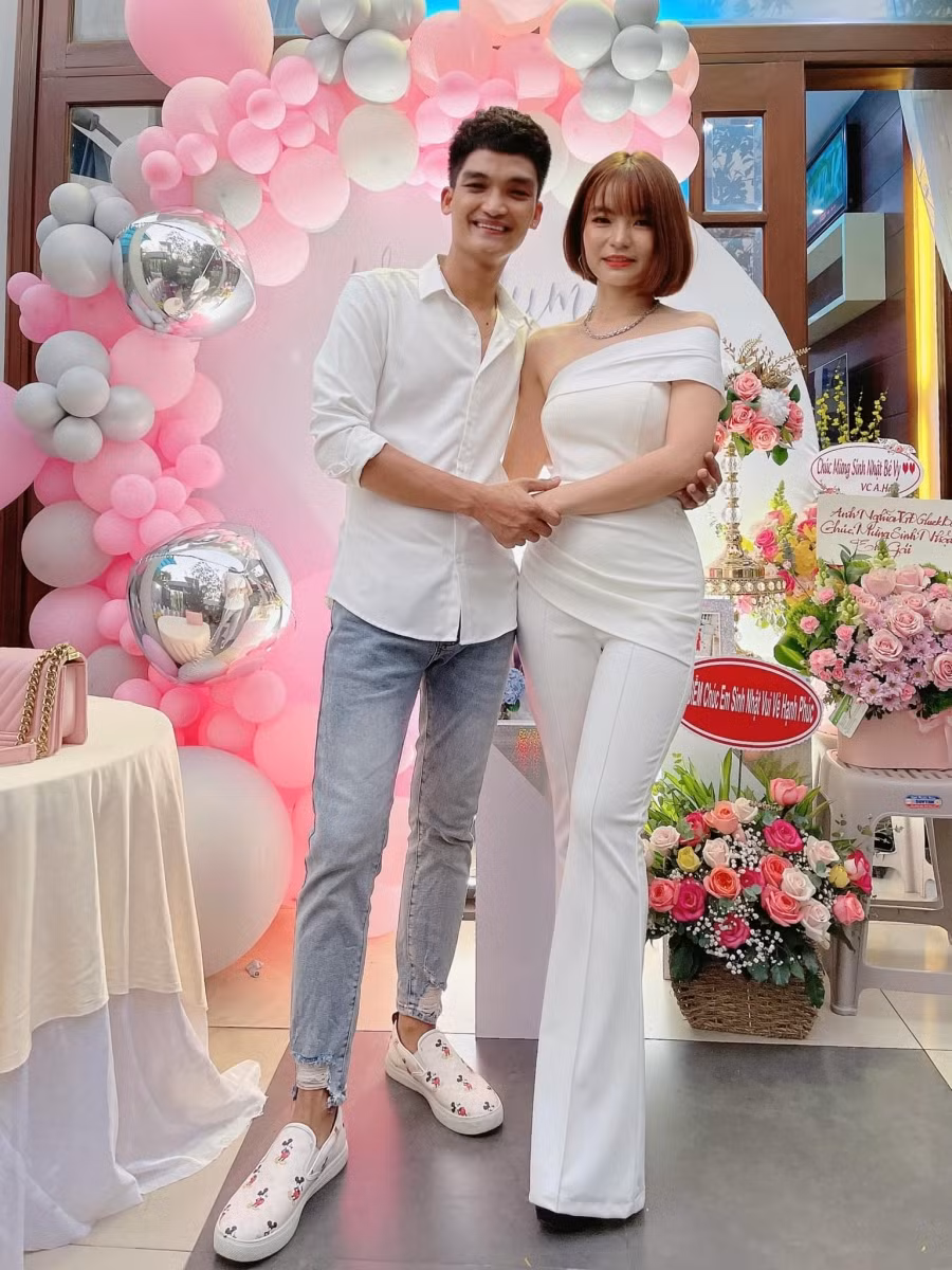 Vợ chồng Mạc Văn Khoa - Vy Pumpe lên tiếng trước tin đồn sở hữu biệt thự 50 tỷ.