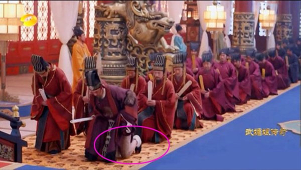 Trưởng Tôn Vô Kỵ quên mặc quần khi thiết triều ảnh 11 Trong một cảnh quay của bộ phim Võ Mị Nương truyền kỳ, nhân vật Trưởng Tôn Vô Kỵ quên mặc quần khi thiết triều.