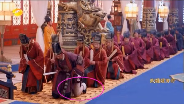 Trong một cảnh quay của bộ phim Võ Mị Nương truyền kỳ, nhân vật Trưởng Tôn Vô Kỵ quên mặc quần khi thiết triều.