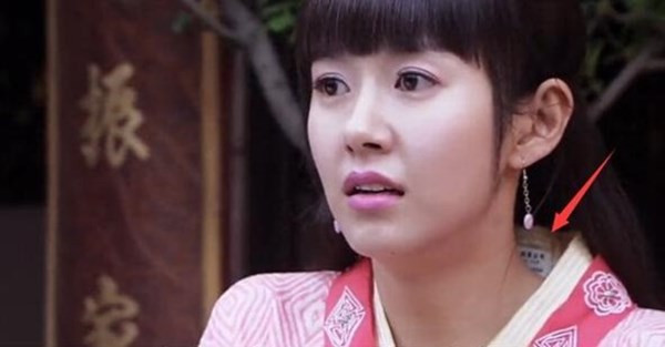 Trưởng Tôn Vô Kỵ quên mặc quần khi thiết triều ảnh 5 Một lỗi khá phổ biến trong phim cổ trang là các nhân vật mặc trang phục có gắn nhãn mác.
