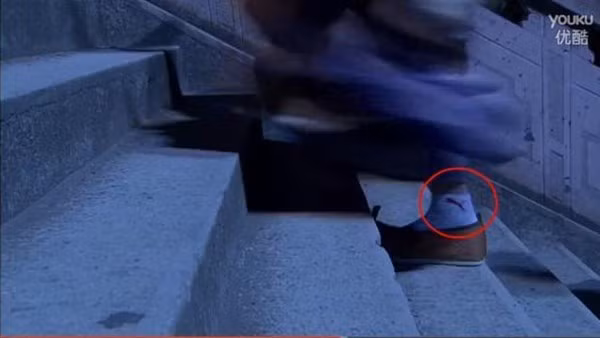 Nhân vật trong phim cổ trang nhưng đi kiểu tất thời hiện đại.