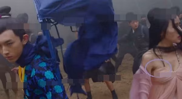 Nhân vật Trương Bồng Bồng (Trương Thiên Ái) bị lộ miếng lót ngực trong một cảnh quay của bộ phim cổ trang Thái tử phi thăng chức ký.