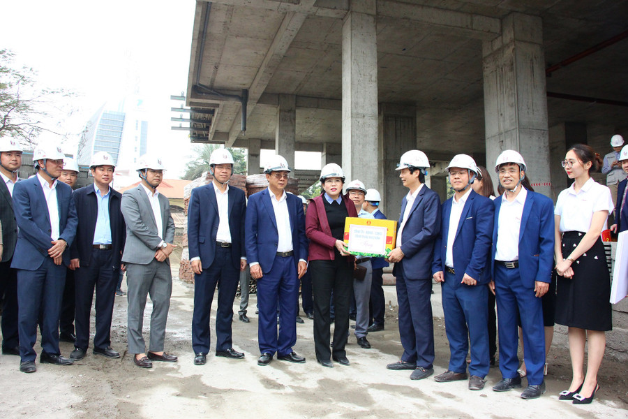 Bí thư Tỉnh ủy Thái Nguyên Nguyễn Thanh Hải tặng quà động viên chủ đầu tư công trình Tổ hợp nhà ở - khách sạn - trung tâm thương mại Thái Nguyên, có địa chỉ tại số 1, đường Hoàng Văn Thụ (TP. Thái Nguyên). Bí thư Tỉnh ủy Thái Nguyên Nguyễn Thanh Hải tặng quà động viên chủ đầu tư công trình Tổ hợp nhà ở - khách sạn - trung tâm thương mại Thái Nguyên, có địa chỉ tại số 1, đường Hoàng Văn Thụ (TP. Thái Nguyên).