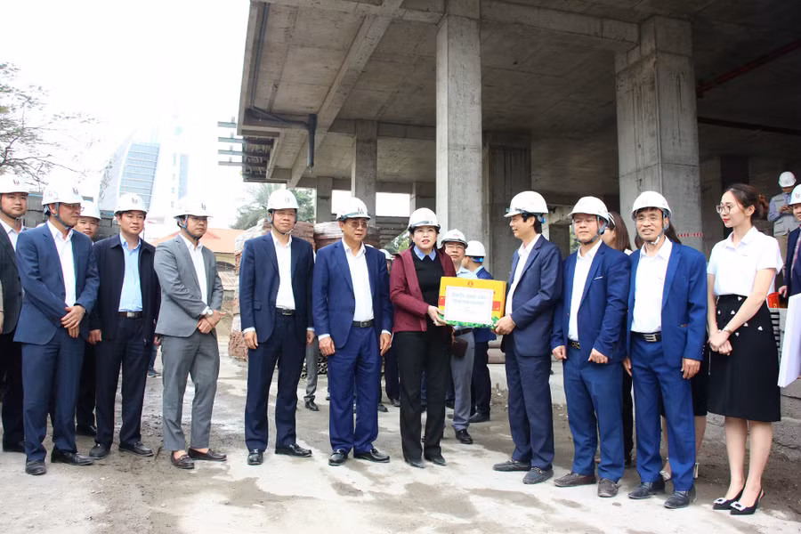 Bí thư Tỉnh ủy Thái Nguyên Nguyễn Thanh Hải tặng quà động viên chủ đầu tư công trình Tổ hợp nhà ở - khách sạn - trung tâm thương mại Thái Nguyên, có địa chỉ tại số 1, đường Hoàng Văn Thụ (TP. Thái Nguyên).