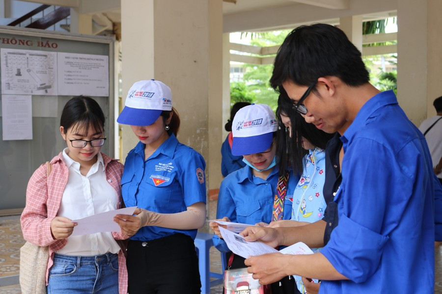 Công tác hỗ trợ thí sinh và phụ huynh được lực lượng sinh viên tình nguyện sẵn sàng. Ảnh: Q. Ngữ
