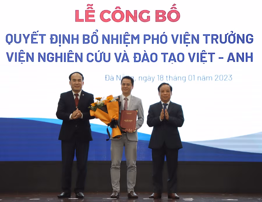 Giám đốc ĐH Đà Nẵng và Chủ tịch Hội đồng ĐH Đà Nẵng tặng hoa chúc mừng tân Phó Viện trưởng Viện Nghiên cứu và Đào tạo Việt - Anh.