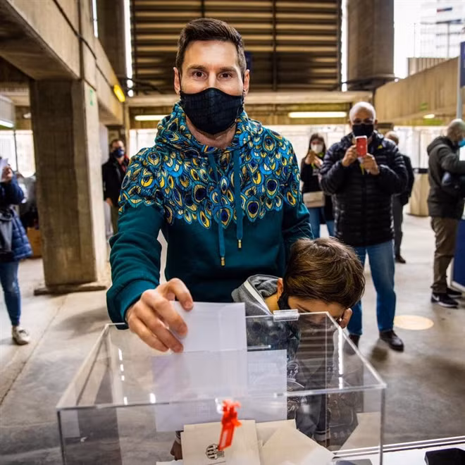 Messi bỏ phiếu bầu chủ tịch CLB.