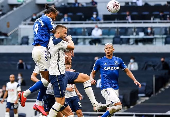 Tiền đạo Calvert-Lewin (số 9) đánh đầu tung lưới Tottenham.