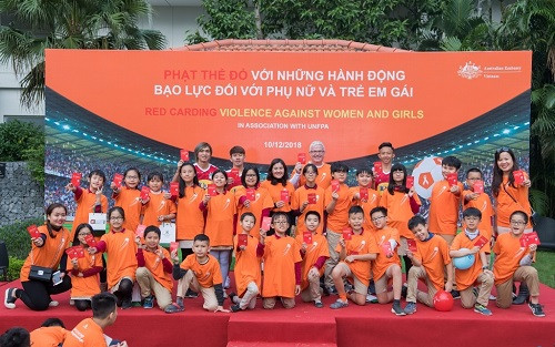 3 cầu thủ cùng các học sinh cùng giơ cao thẻ đỏ với những hành vi bạo lực với phụ nữ và trẻ em gái 3 cầu thủ cùng các học sinh cùng giơ cao thẻ đỏ với những hành vi bạo lực với phụ nữ và trẻ em gái