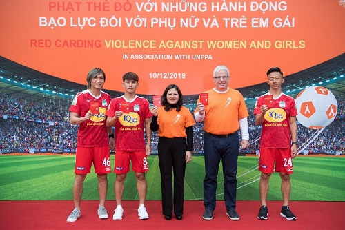 Đại sứ Australia Craig Chittick, Thứ trưởng Bộ LĐ-TB&XH và ba cầu thủ tại sự kiện Đại sứ Australia Craig Chittick, Thứ trưởng Bộ LĐ-TB&XH và ba cầu thủ tại sự kiện