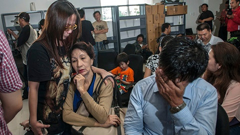 Thân nhân hành khách QZ8510 vật vã ngóng trông Thân nhân hành khách QZ8510 vật vã ngóng trông