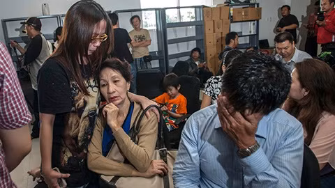 Thân nhân hành khách QZ8510 vật vã ngóng trông