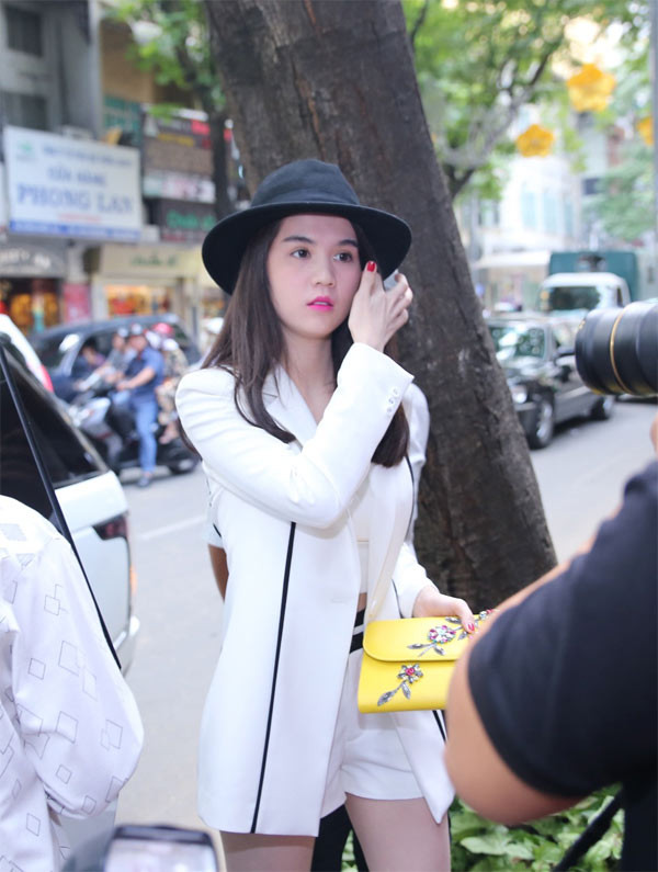 Ngọc Trinh mặc chất như fashionista đi sự kiện
