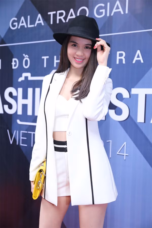 Ngọc Trinh mặc chất như fashionista đi sự kiện
