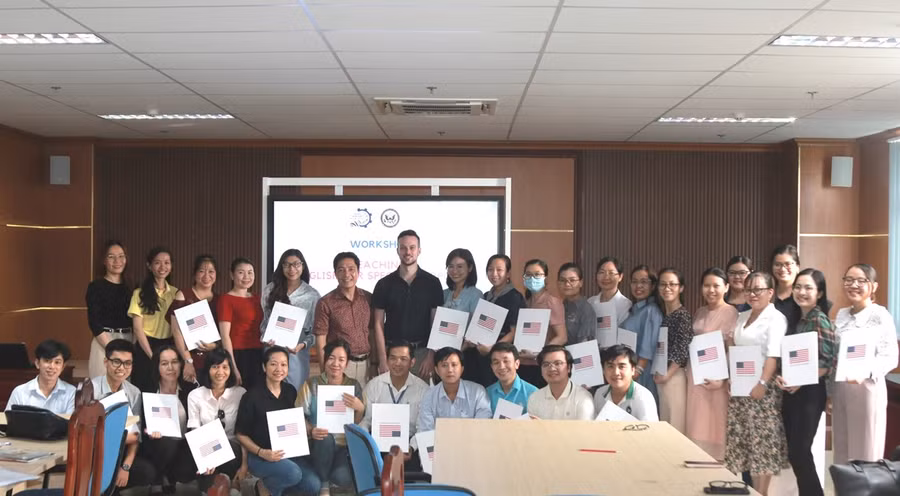 Thầy Andew Kurt Langley - Chuyên gia Tiếng Anh, Lãnh sự quán Hoa Kỳ trao giấy chứng nhận cho các giảng viên hoàn thành chương trình tập huấn.