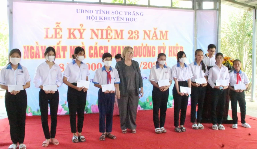 Quỹ khuyến học Dương Kỳ Hiệp trao học bổng cho học sinh.