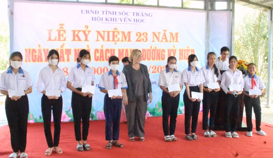 Quỹ khuyến học Dương Kỳ Hiệp trao học bổng cho học sinh.